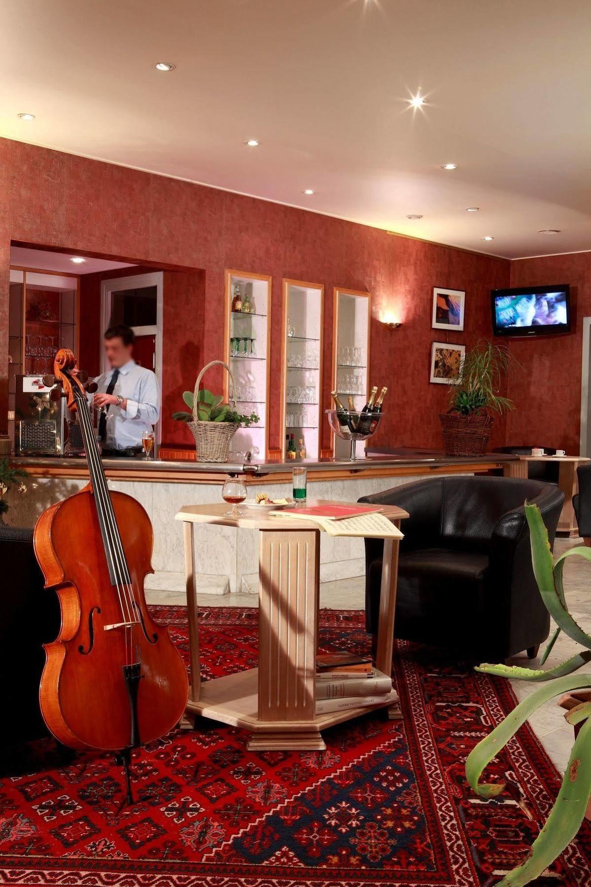 Logis Le Luth Hotell Mirecourt Eksteriør bilde