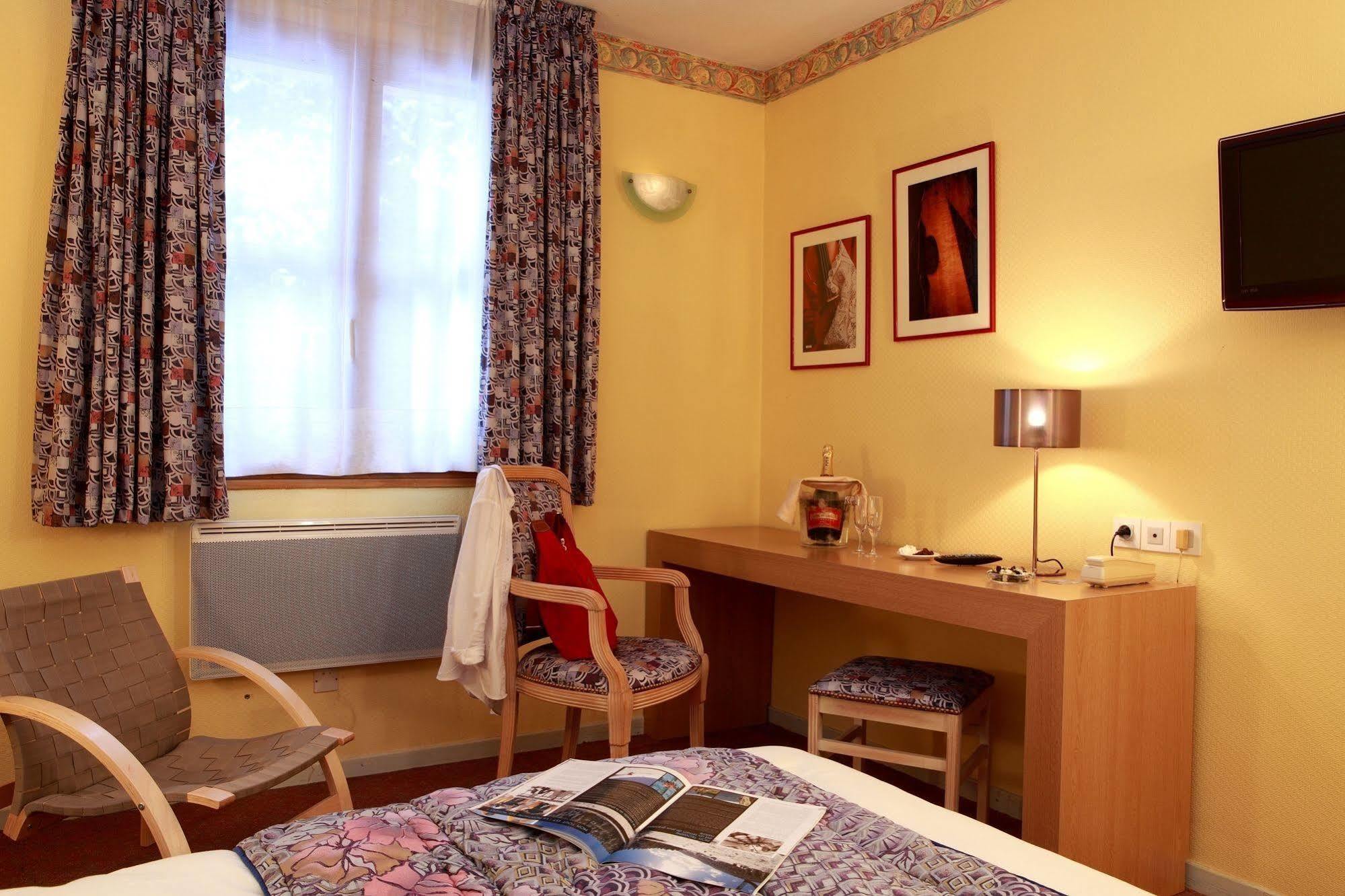 Logis Le Luth Hotell Mirecourt Eksteriør bilde